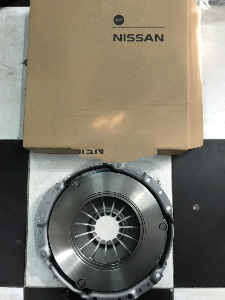 Bàn ép Nissan Livina