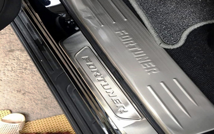 Ốp bậc lên xuống bên trái Toyota Fortuner 2017