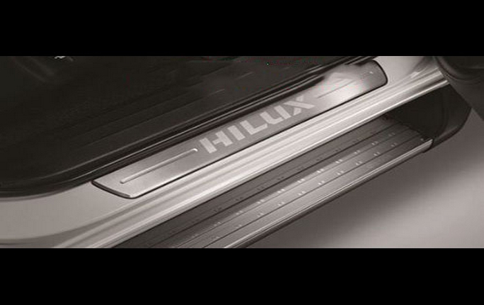 Ốp bậc lên xuống sau bên trái Toyota Hilux 2012