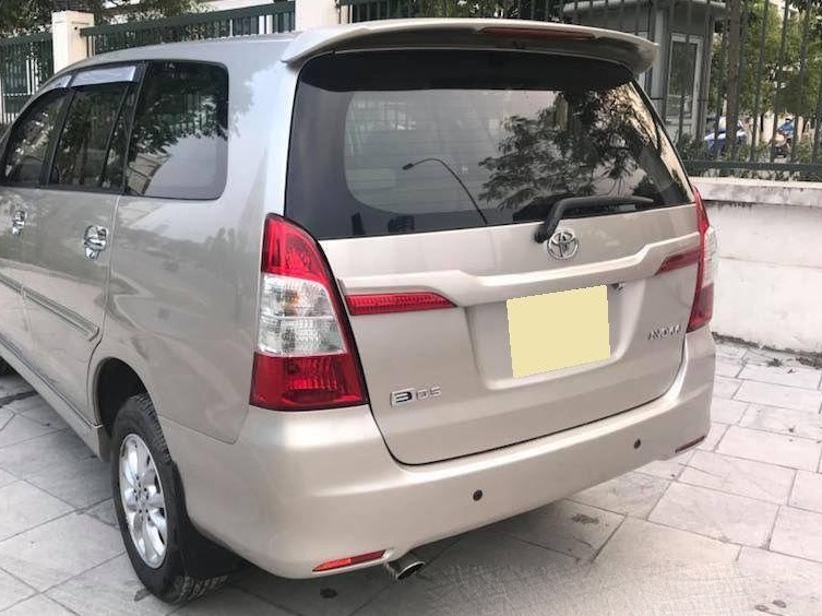 Cánh cửa hậu Innova 2014