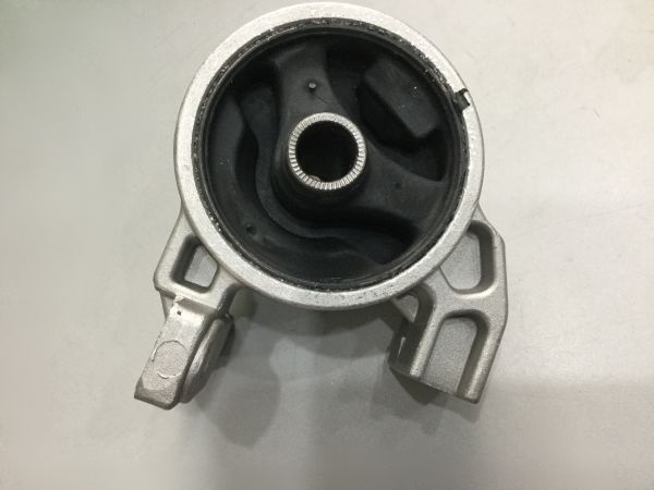 Chân đầu máy Hyundai Verna-Kia Pride 2008