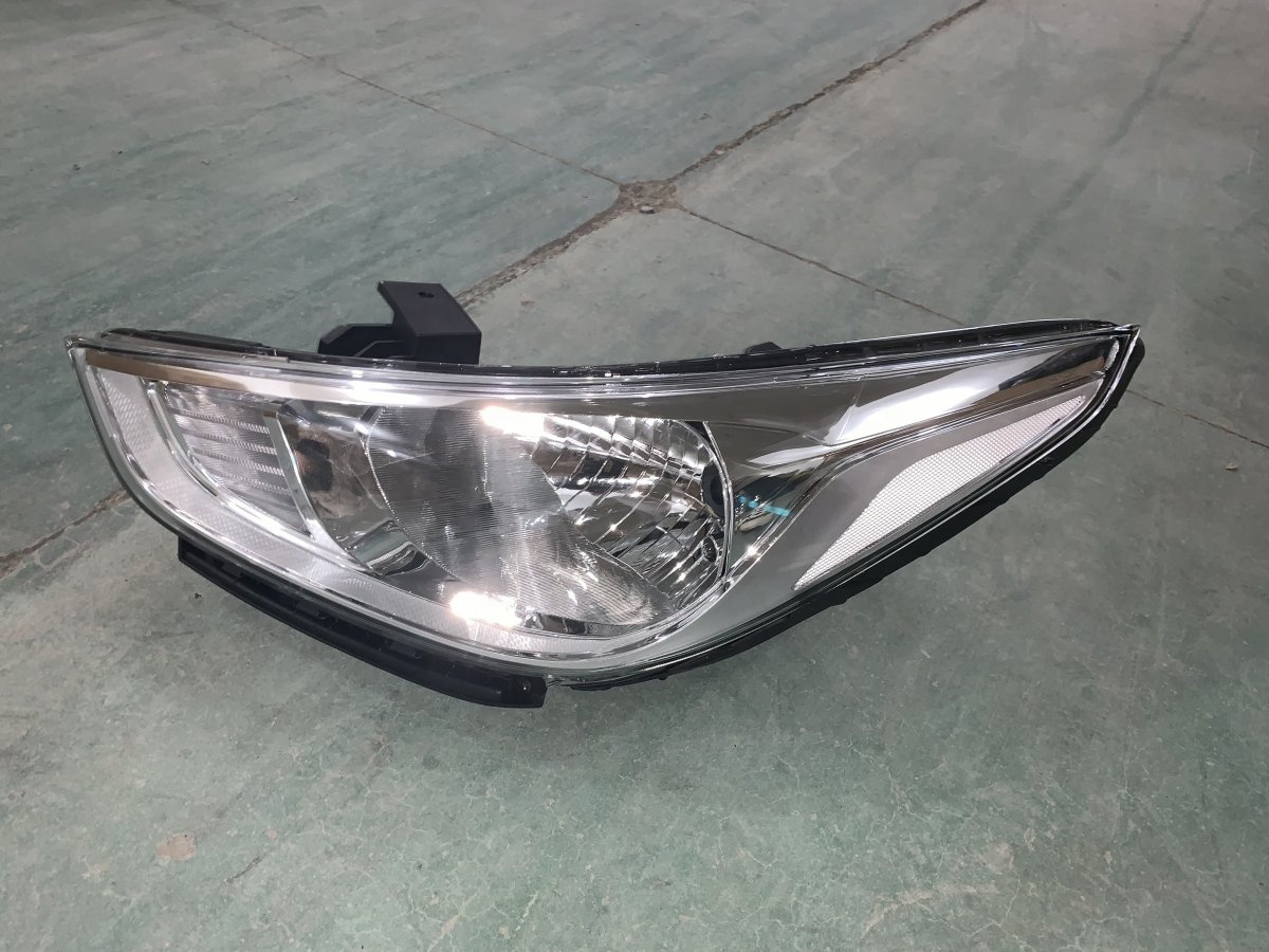Đèn pha bên phải Hyundai Accent (không led)