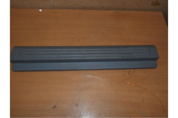 Ốp bậc lên xuống cửa trước trái Daewoo Lacetti