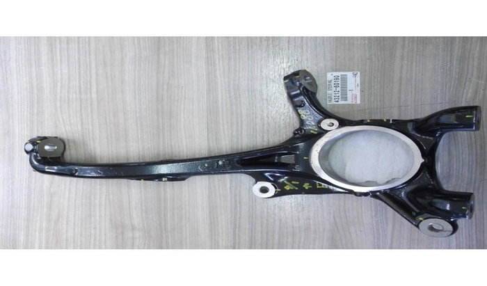 Giá bắt moay ơ trước bên trái Toyota Land Cruiser 2010