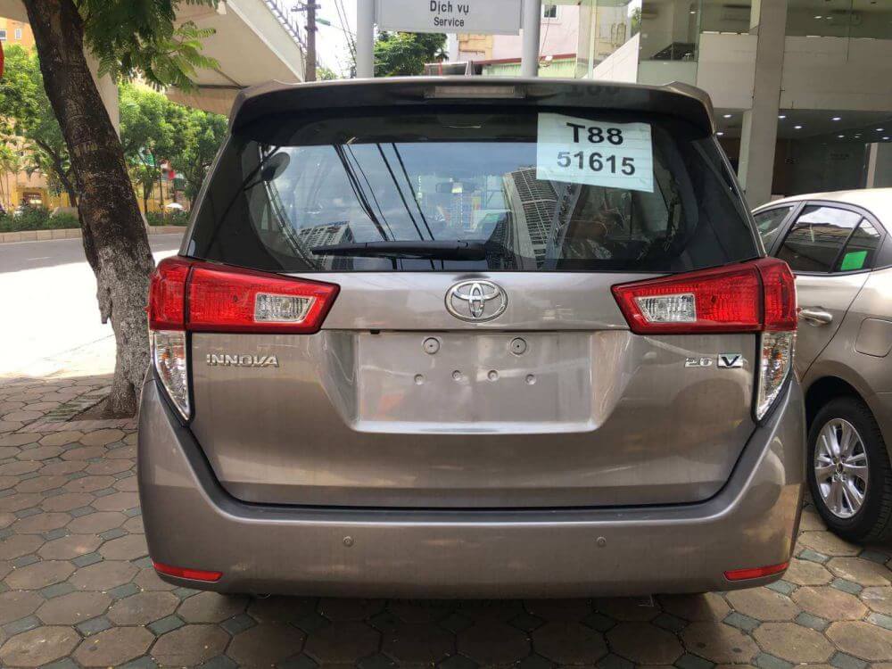 Chữ V cửa hậu Toyota Innova V 2017
