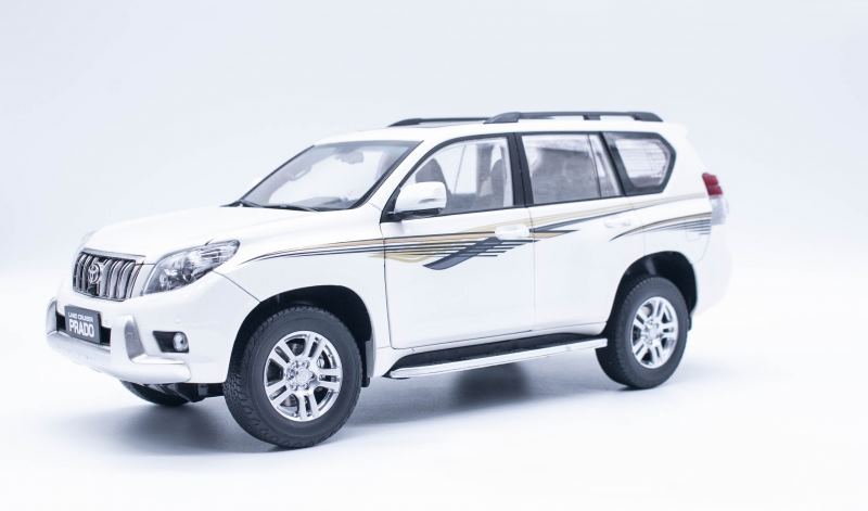 Tem dán bên trái xe Toyota Land Cruiser