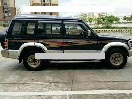Tem hông sau trên trái Mitsubishi Pajero V32