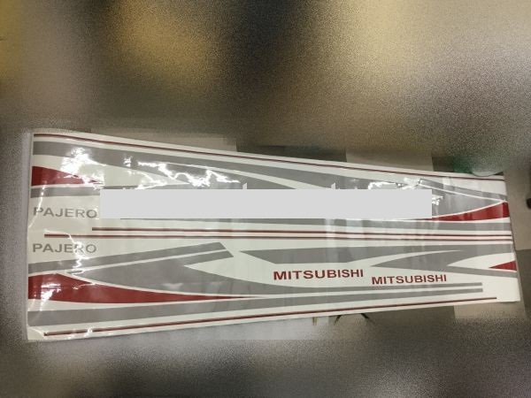 Tem hông sau dưới trái Mitsubishi Pajero V32