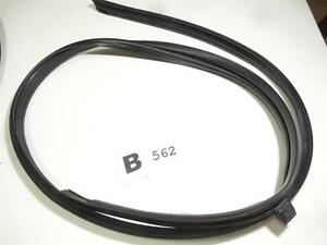 Nẹp chân kính cánh cửa sau ngoài phải Toyota Camry 2.0 SV21