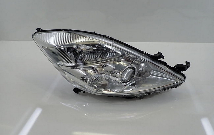 Đèn pha bên phải Toyota Yaris sử dụng điện