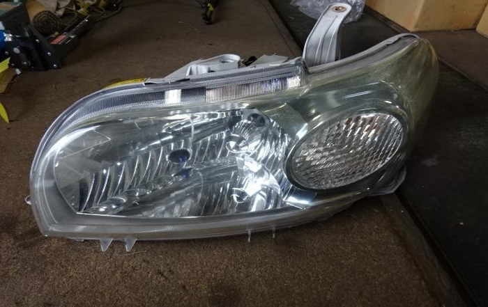 Đèn pha bên trái Toyota Porte 2007 - 2011