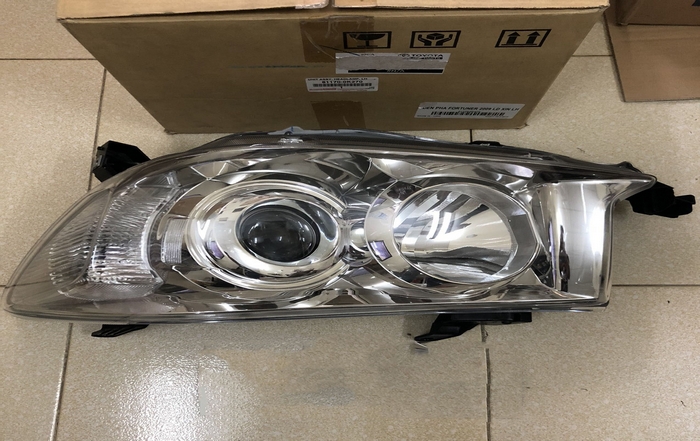 Đèn pha bên trái Toyota Fortuner 2009 VN
