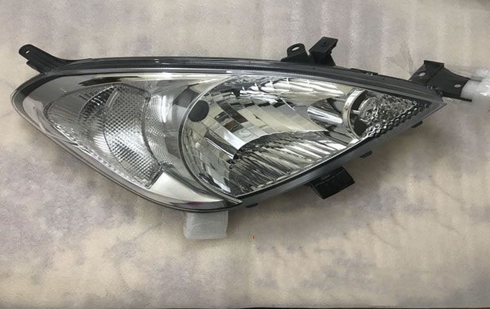 Đèn pha bên trái Toyota Innova 2008
