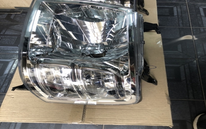 Đèn pha bên phải Ford Everest 2007