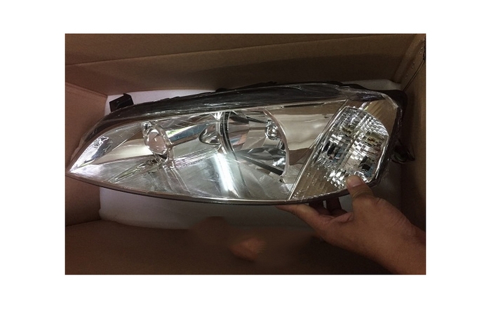 Đèn pha bên phải Ford Laser 2013 1.8