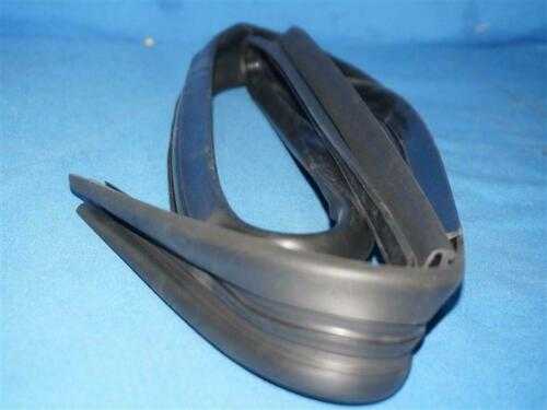 Gioăng dẫn kính cánh cửa sau trái Mitsubishi Triton