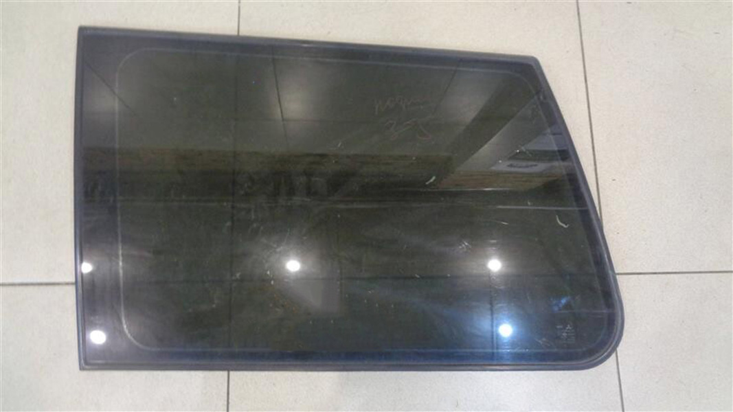 Kính hông sau bên trái Mitsubishi Pajero V33