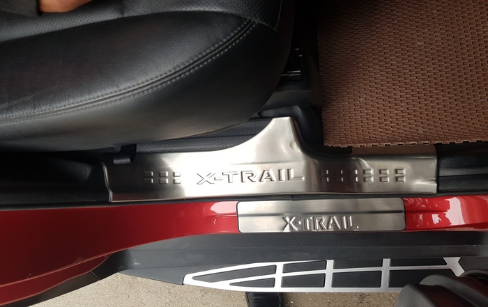 Ốp inox bậc cửa ngoài Nissan X-Trail 2016 bộ 4 cái
