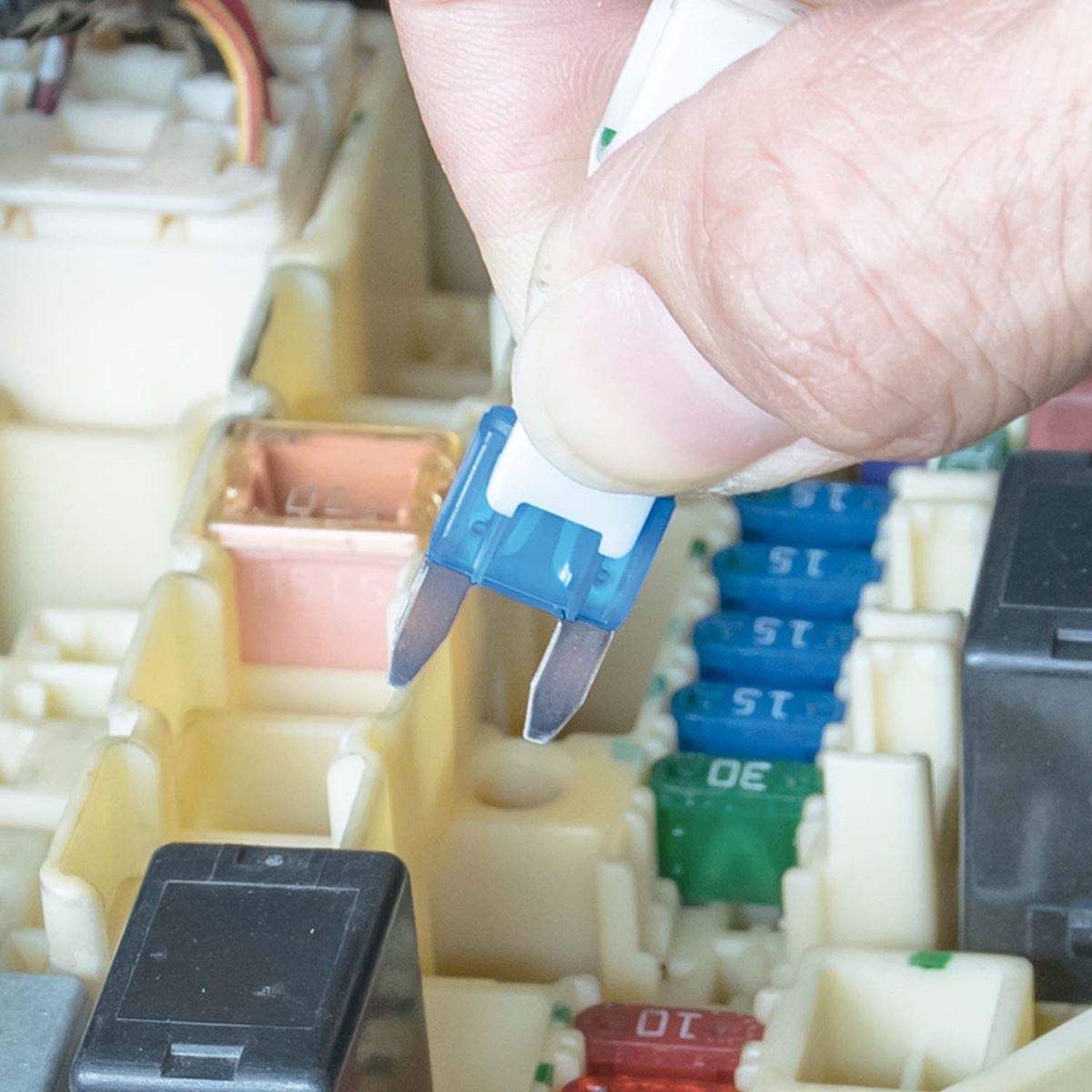 Chất xịt làm sạch tiếp điểm điện C32 của Bizol dành cho xe hơi/ô tô