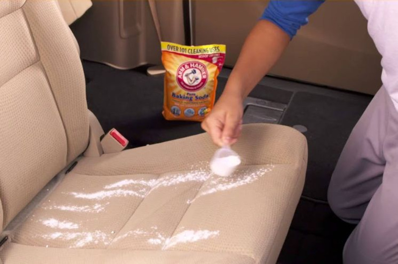 Sử dụng baking soda khử mùi ô tô