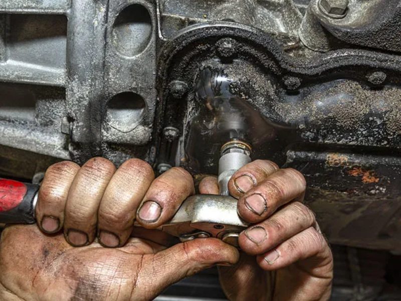 Bulong lỏng khiến xe bị chảy nhớt dưới gầm