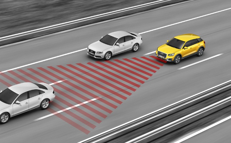 Adaptive Cruise Control giúp duy trì khoảng cách an toàn với xe phía trước