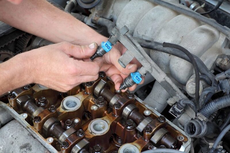 Kim phun bẩn khiến xe bị giật khi tăng ga